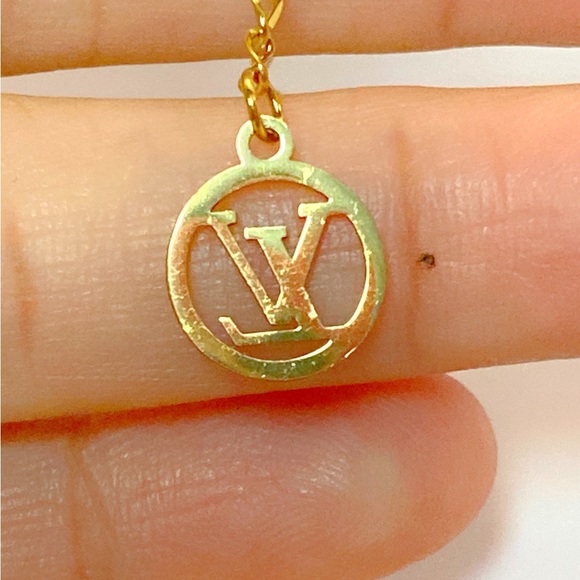 LOUIS VUITTON Necklace Essential V Gold Plated Italy - Picture 8 of 10